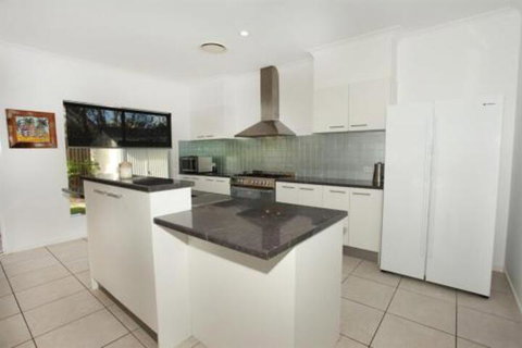 3 Bauhinia Crescent Marcoola PET FRIENDLY LINEN SUPPLIED 500 BOND - Kawana Tourism 5