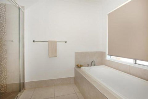 3 Bauhinia Crescent Marcoola PET FRIENDLY LINEN SUPPLIED 500 BOND - Kawana Tourism 2