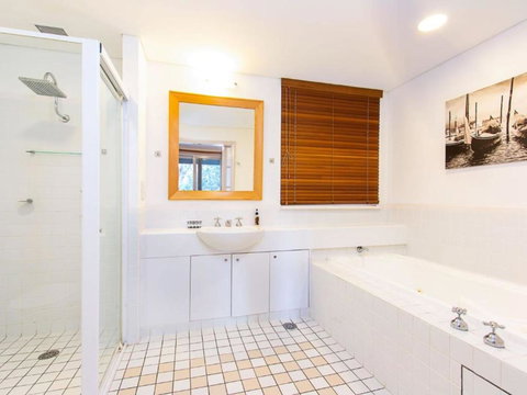 Villa Spa Executive 1br Burgundy Resort Condo Located Within Cypress Lakes Resort (nothing Is More Central) - Kawana Tourism 4