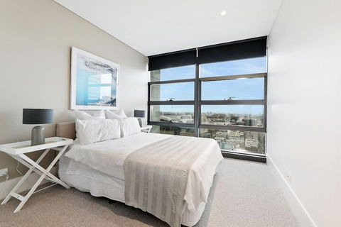 Ultra Modern Brand New CBD View - Kawana Tourism 7