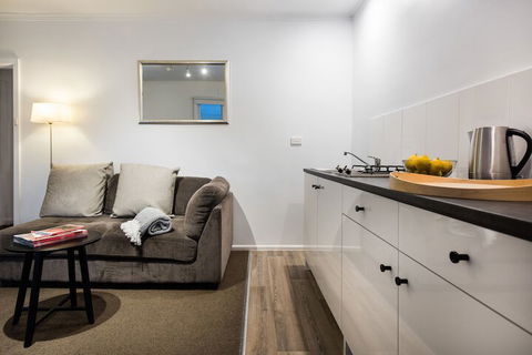 Lake Daylesford Apartments 7 - Kawana Tourism 5