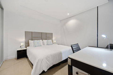 Peaceful Water Side Retreat With Huge Courtyard - Kawana Tourism 1