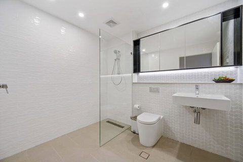 Peaceful Water Side Retreat With Huge Courtyard - Kawana Tourism 2