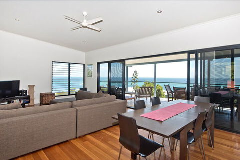 Blue Crab Beach House - Kawana Tourism 6