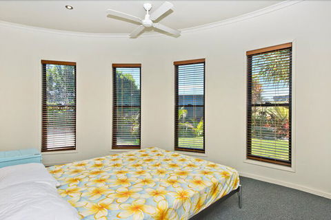 Blue Crab Beach House - Kawana Tourism 5