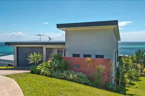Blue Crab Beach House - Kawana Tourism 0