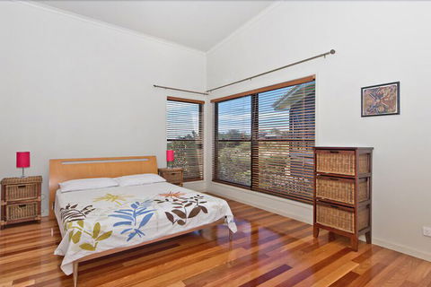 Blue Crab Beach House - Kawana Tourism 3