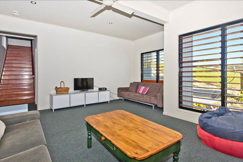 Blue Crab Beach House - Kawana Tourism 2