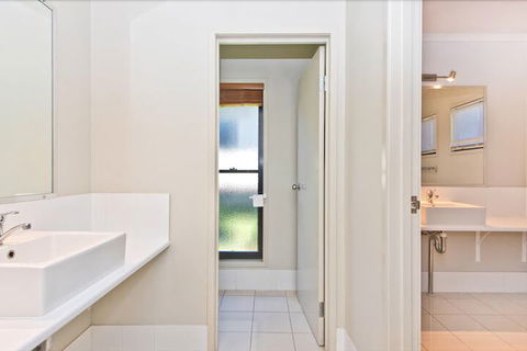 Blue Crab Beach House - Kawana Tourism 4