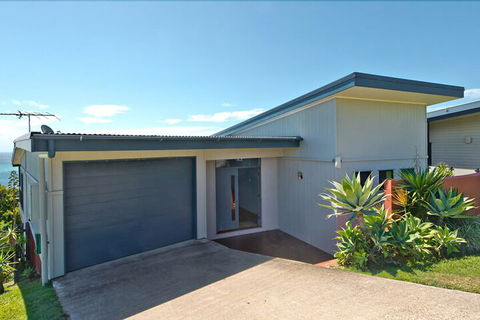 Blue Crab Beach House - Kawana Tourism 1