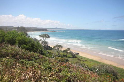 Seascape Beach House - Kawana Tourism 6