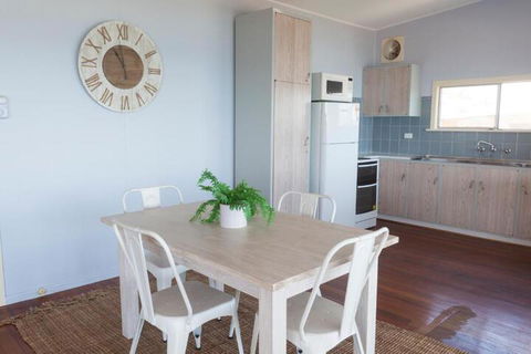 Seascape Beach House - Kawana Tourism 4