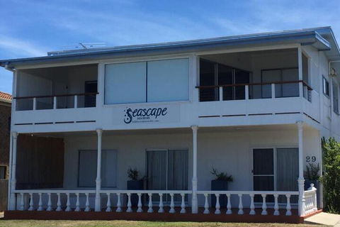 Seascape Beach House - Kawana Tourism 7