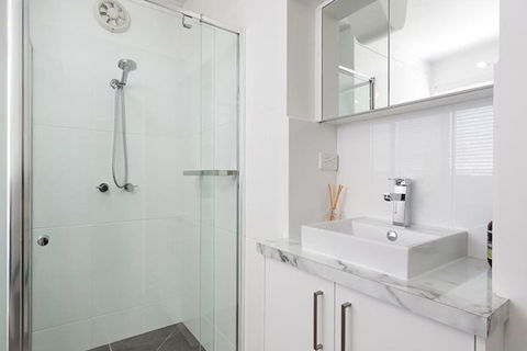 Understated Elegance Affordable Luxury - Kawana Tourism 4