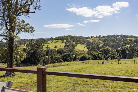 Valley Cabins By The Creek - Kawana Tourism 7