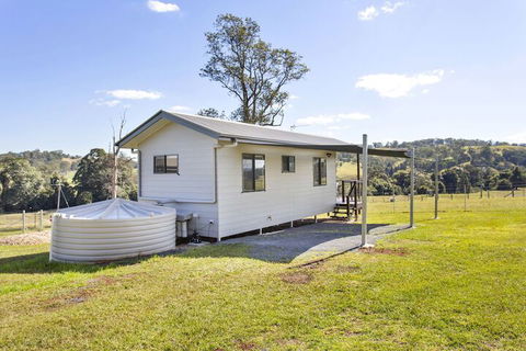 Valley Cabins By The Creek - Kawana Tourism 5