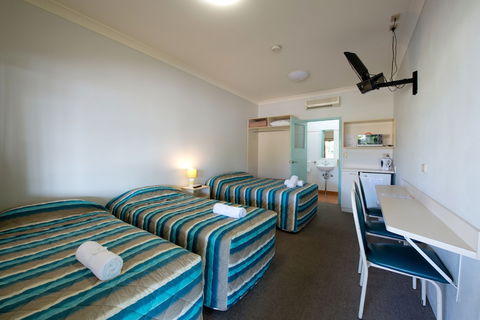 Lamington Hotel Motel - Kawana Tourism 4