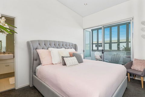 COASTAL CHIC At CASUARINA - Kawana Tourism 3