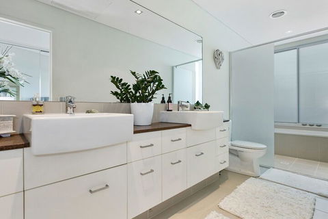 COASTAL CHIC At CASUARINA - Kawana Tourism 6