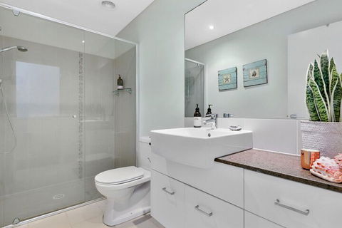 COASTAL CHIC At CASUARINA - Kawana Tourism 7