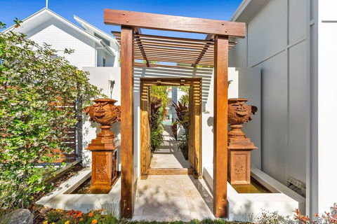 Ocean Pearl On Eclipse - Kawana Tourism 1
