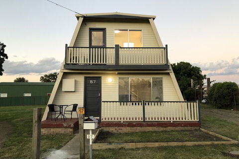 Millieâ€™s A Frame Uralla Haven - Kawana Tourism 1