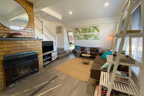 Millieâ€™s A Frame Uralla Haven - Kawana Tourism 4