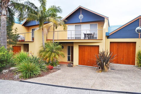 THE Sails 8 Linen Included Central Location - Kawana Tourism 1