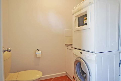 THE Sails 8 Linen Included Central Location - Kawana Tourism 5