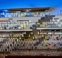 Manhattan Apartments - Notting Hill - Kawana Tourism