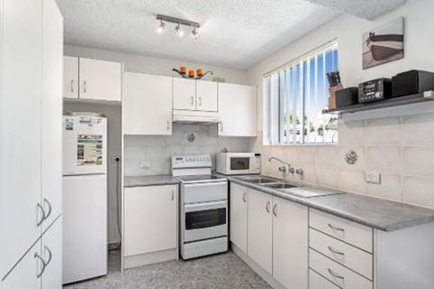 Sunset Court Unit 1 / 3 Resthaven Avenue - Kawana Tourism 6