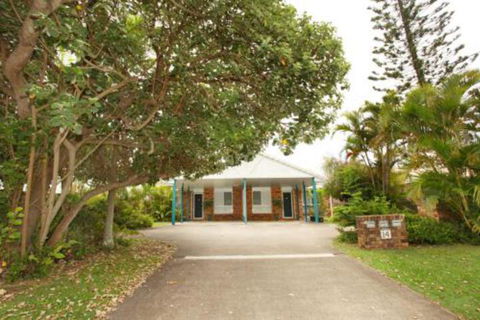 Unit 1 / 14 Tamarindus Street Marcoola Beach Pet Friendly 300 BOND Linen Supplied - Kawana Tourism 0