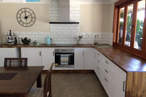 Takura Heights Modern Country Apartment With Pool Access - Kawana Tourism 6