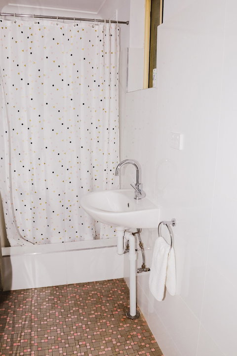 The Australian Hotel Motel Yass - Kawana Tourism 1