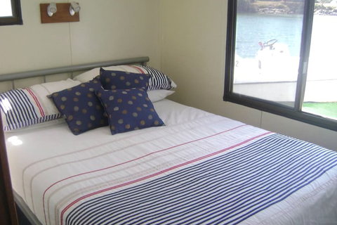 Boyds Bay Houseboat Holidays - Kawana Tourism 6