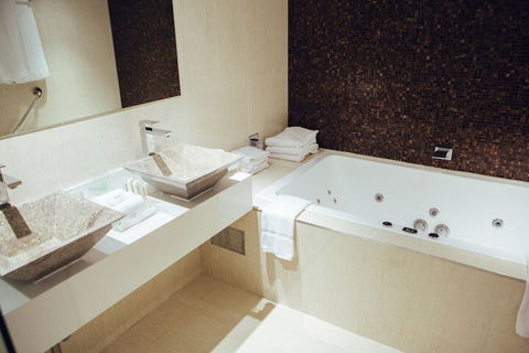 Holiday Inn Warwick Farm, An IHG Hotel - Kawana Tourism 7