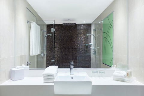 Holiday Inn Warwick Farm, An IHG Hotel - Kawana Tourism 6
