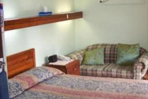 Coachman Motor Inn - Kawana Tourism 7