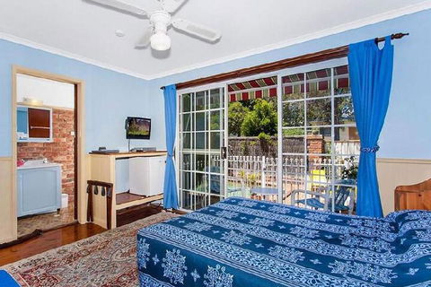 Coachman Motor Inn - Kawana Tourism 3