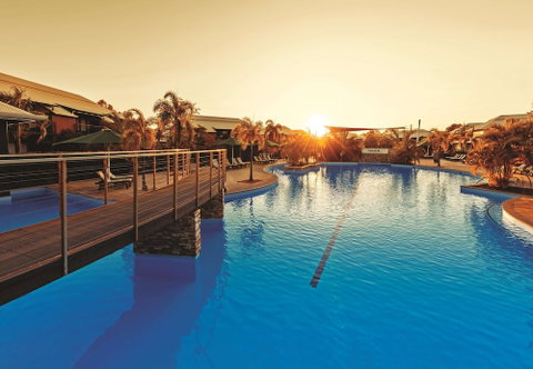 Oaks Cable Beach Resort - Kawana Tourism 6