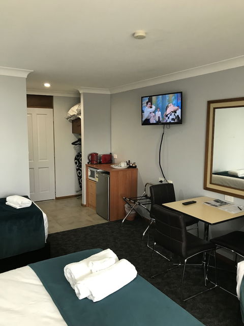 Town & Country Motor Inn Forbes - Kawana Tourism 4