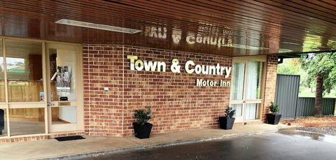 Town & Country Motor Inn Forbes - Kawana Tourism 1