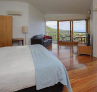 Chriss Beacon Point Restaurant  Villas - Kawana Tourism