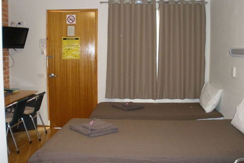 Palms Oasis Motel - Kawana Tourism 2