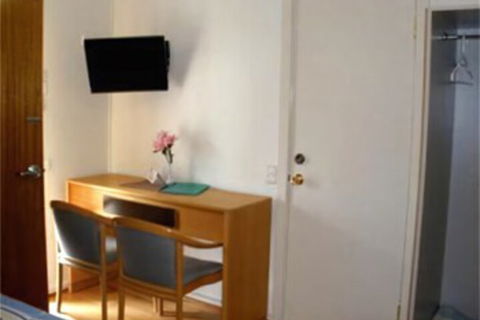 Palms Oasis Motel - Kawana Tourism 4