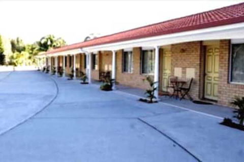 Palms Oasis Motel - Kawana Tourism 0