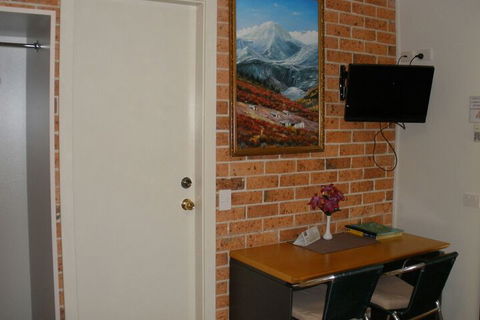 Palms Oasis Motel - Kawana Tourism 7