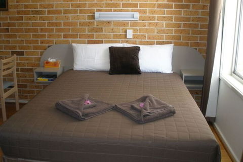 Palms Oasis Motel - Kawana Tourism 5