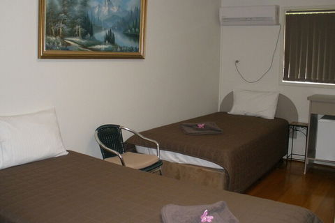Palms Oasis Motel - Kawana Tourism 6