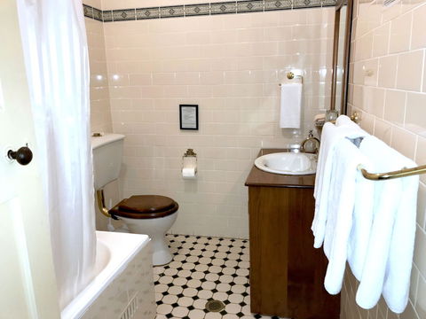 The Chalet Guesthouse And Studio - Kawana Tourism 5